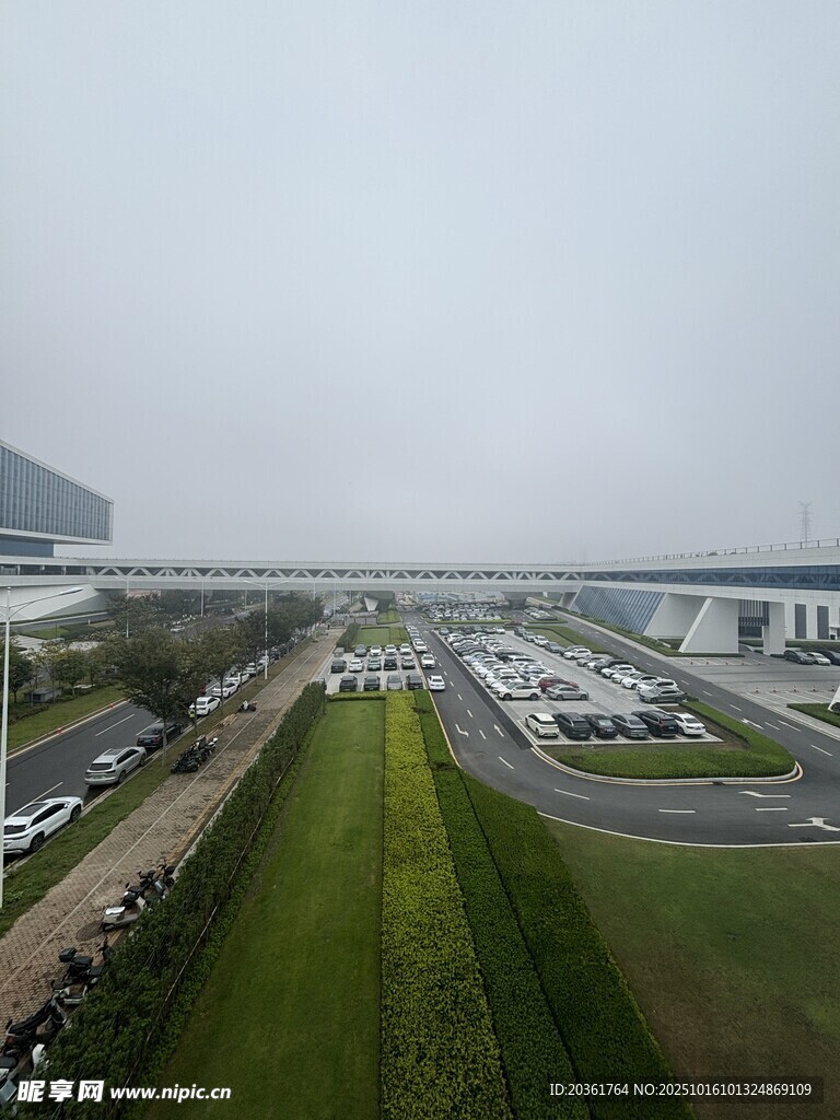 城市开阔道路景观