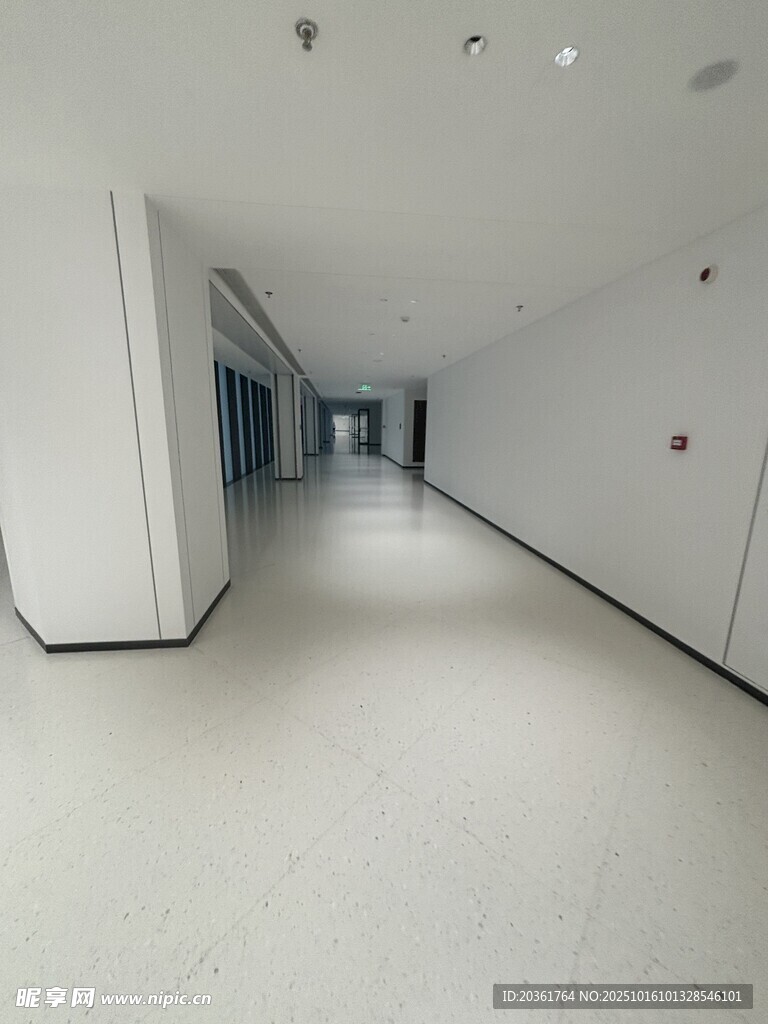 空旷洁净的现代化室内走廊