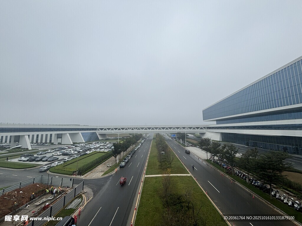 城市宽阔道路与现代建筑