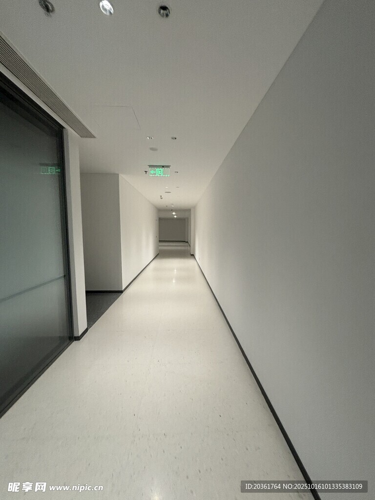 现代简约风格空旷走廊