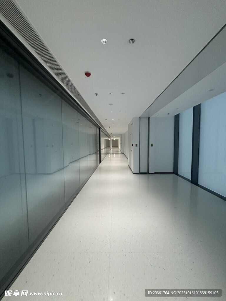 现代简约风格的空旷走廊