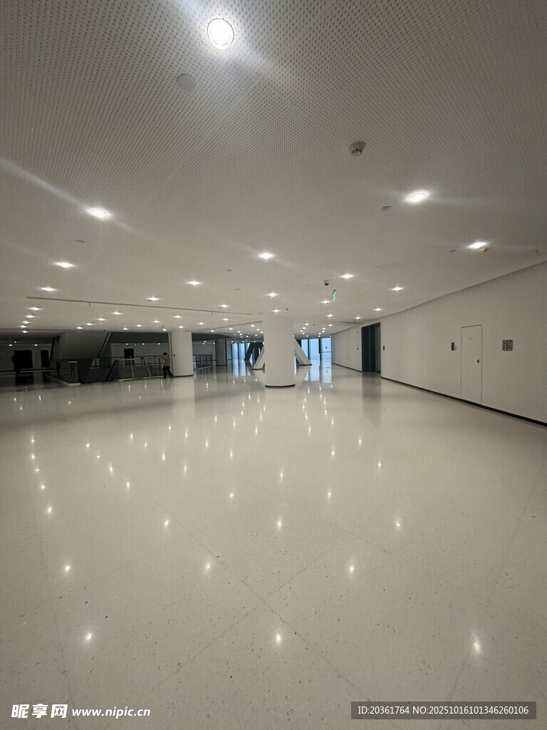 空旷洁净的室内空间