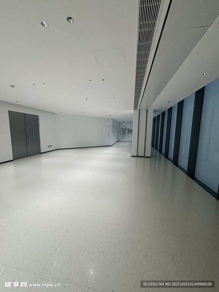空旷现代室内办公空间