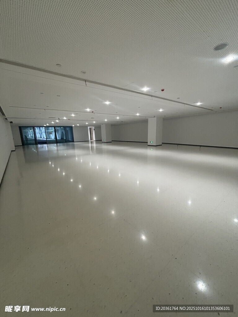 现代空旷室内空间场景