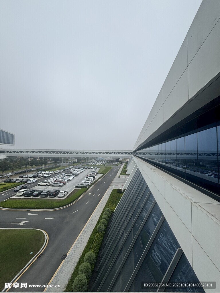 俯瞰现代建筑与周边道路