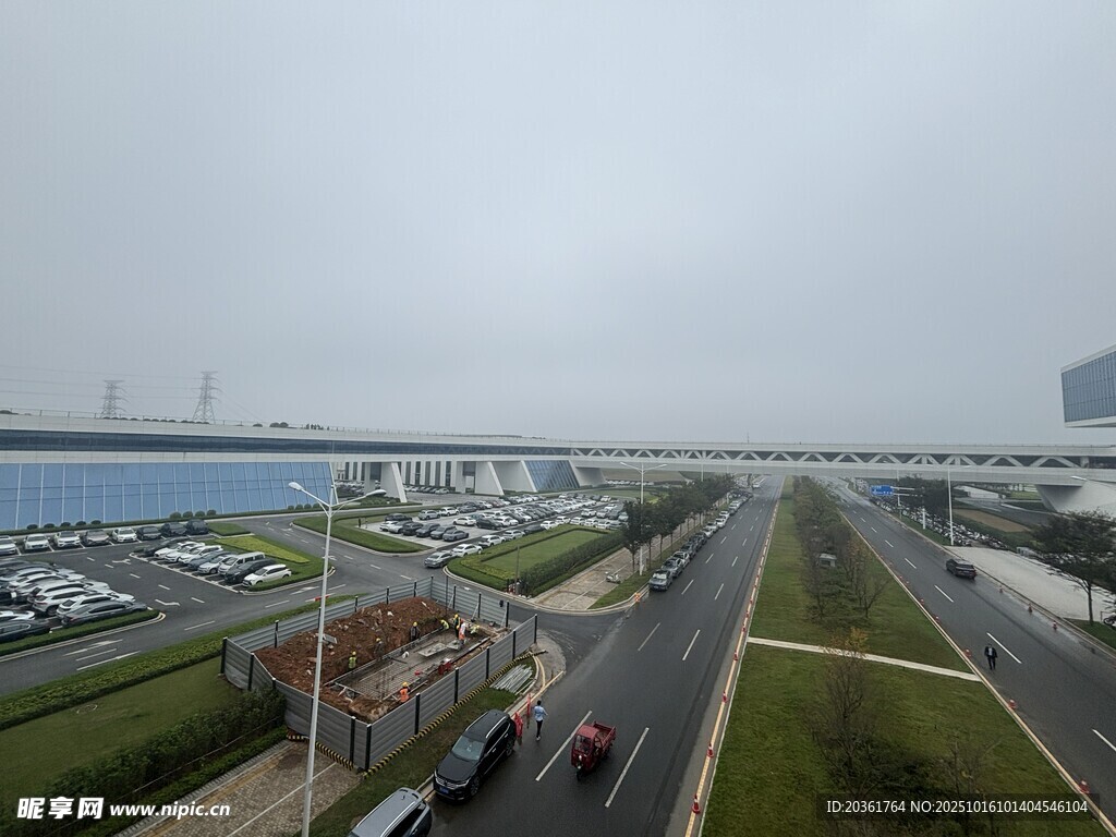 城市道路与周边景观