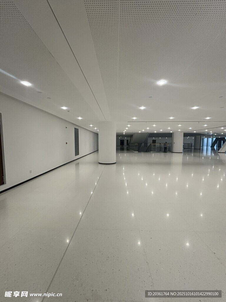 空旷现代感的室内走廊空间