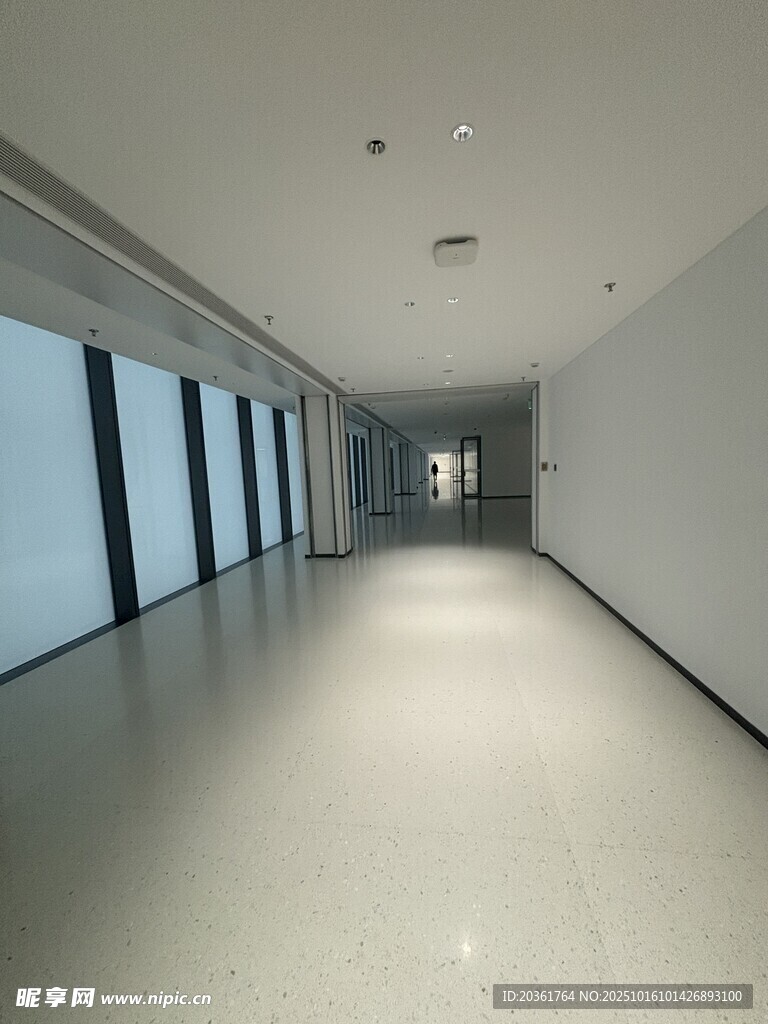 宽敞明亮的现代走廊空间