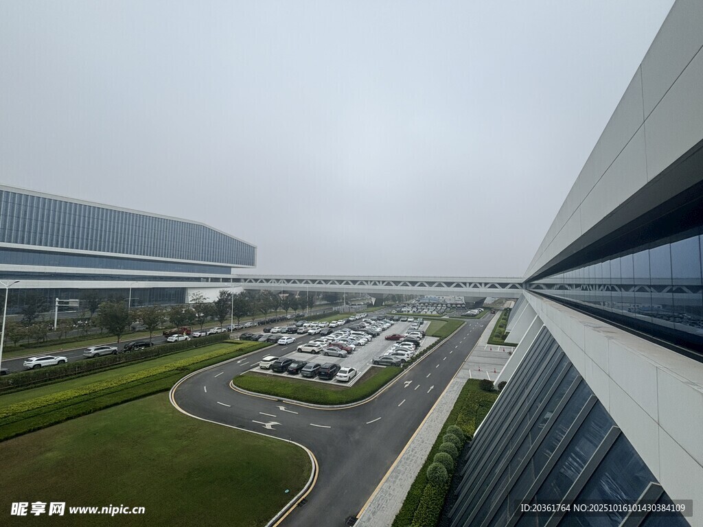 俯瞰现代建筑周边道路景观