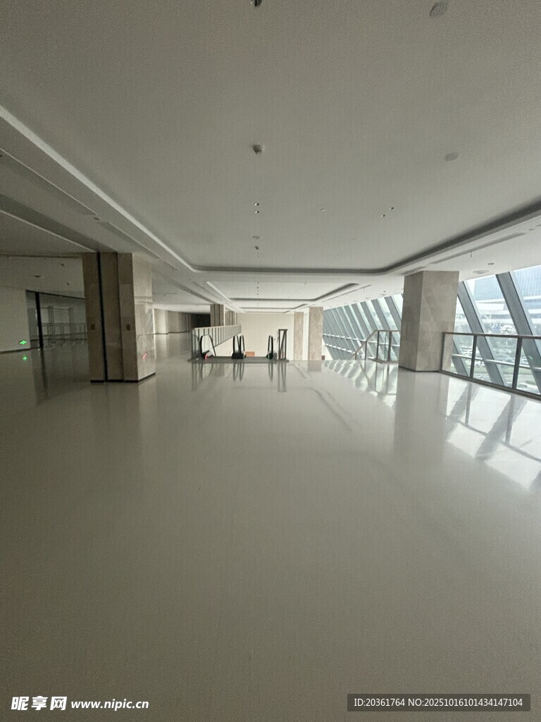 宽敞明亮的现代化室内空间