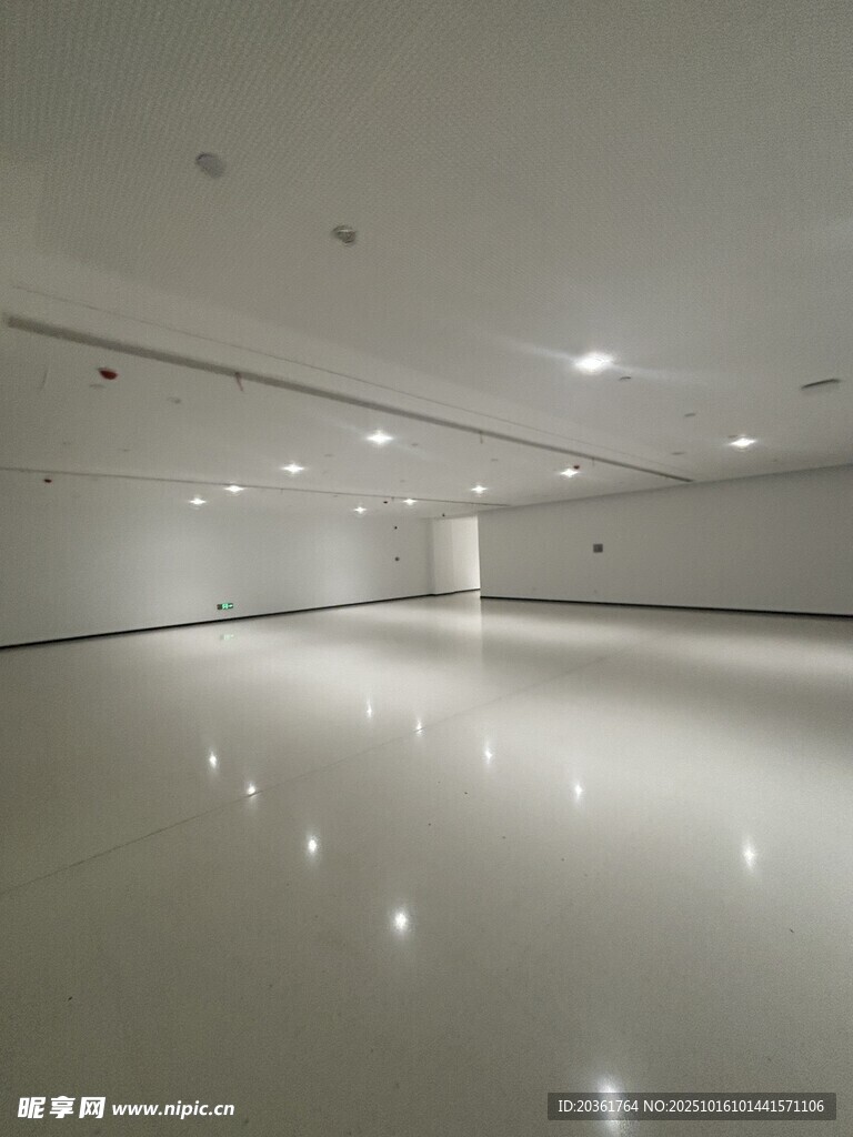 空旷明亮的现代化室内空间