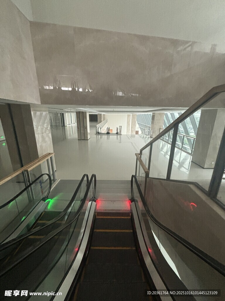 室内自动扶梯场景