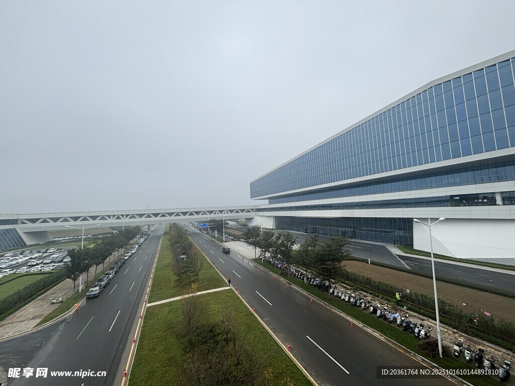 现代化机场周边道路景观