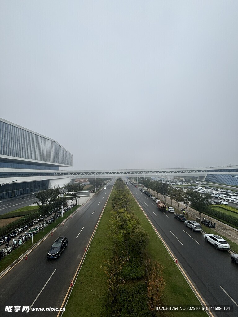 机场外宽阔道路与车辆景观
