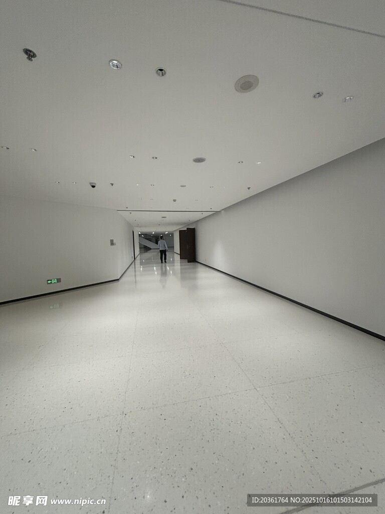 空旷现代感的室内走廊空间