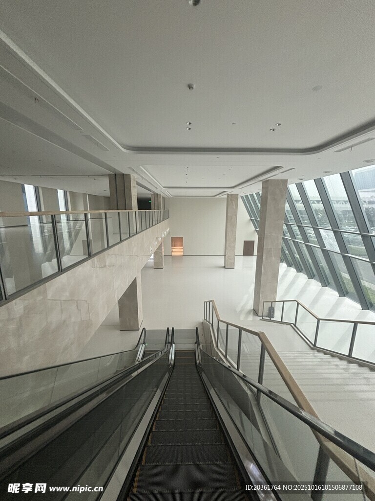 空旷室内的自动扶梯场景