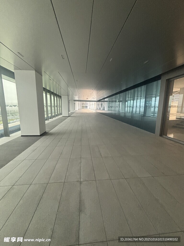 宽敞明亮的现代化走廊