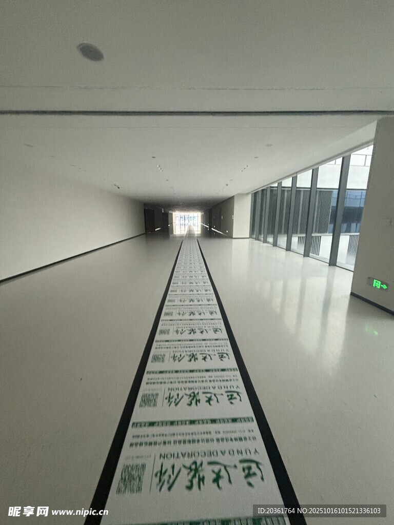 宽敞走廊中的书法作品展示
