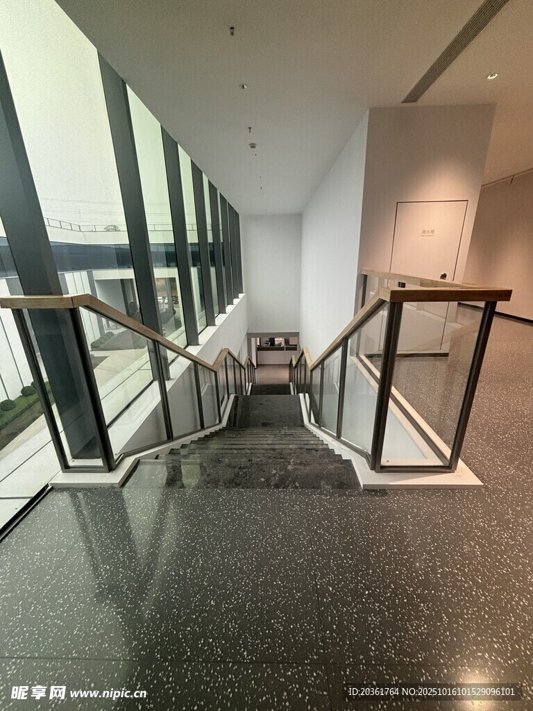 现代室内空旷楼梯区域场景