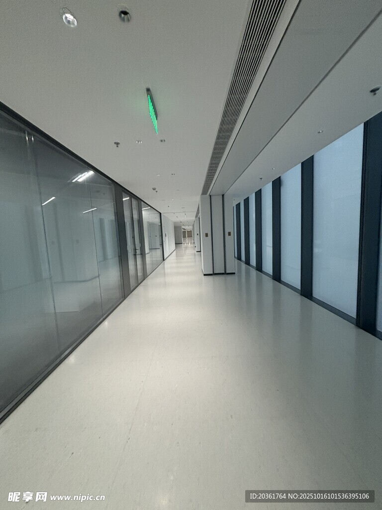 现代办公走廊宽敞明亮