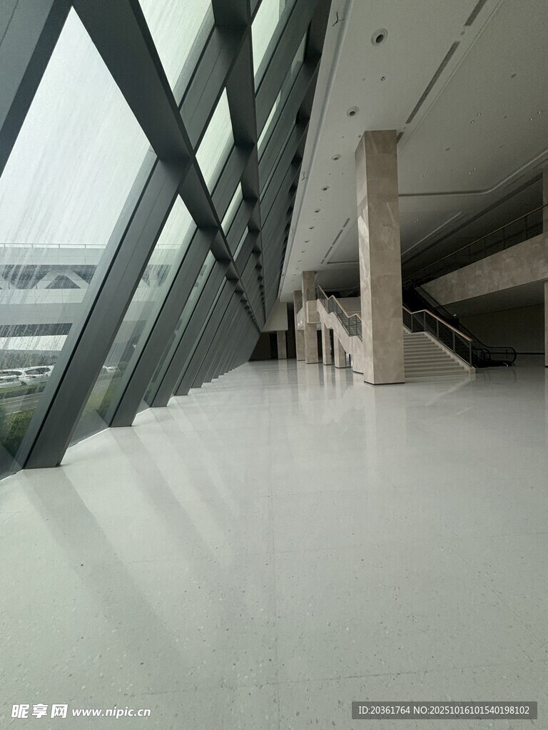 现代建筑内部宽敞走廊