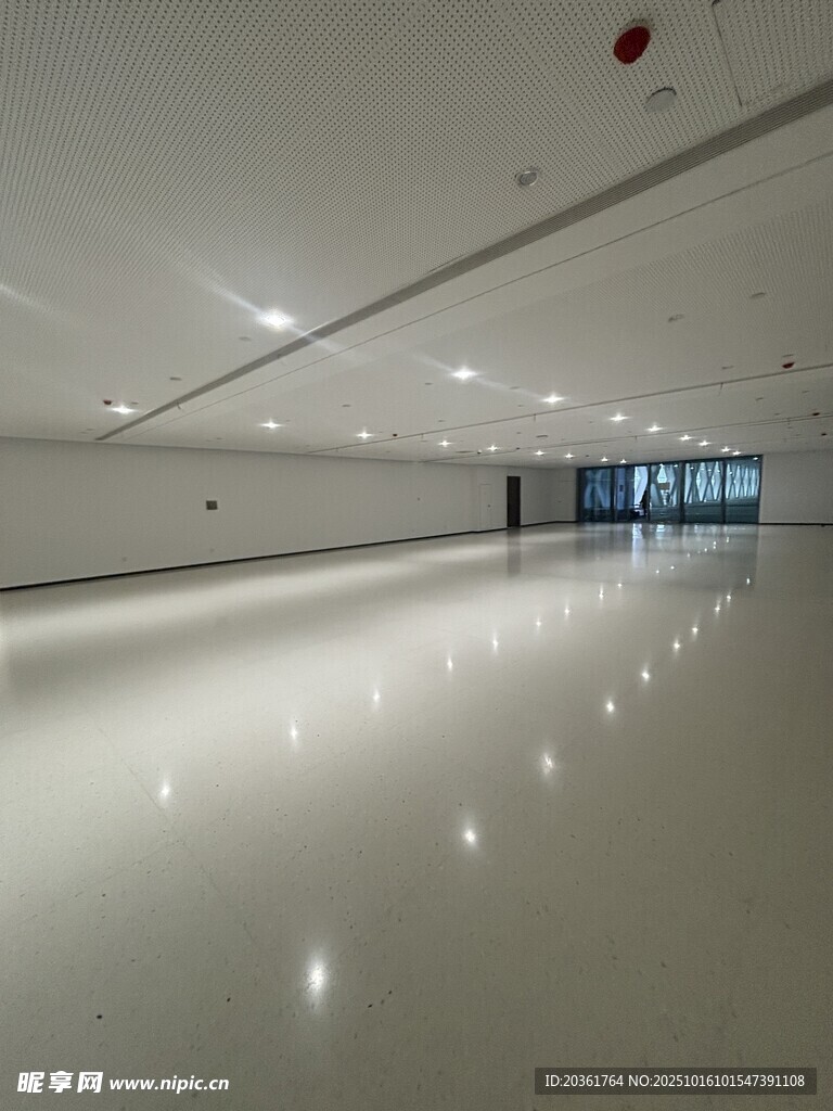 空旷现代感的室内走廊空间