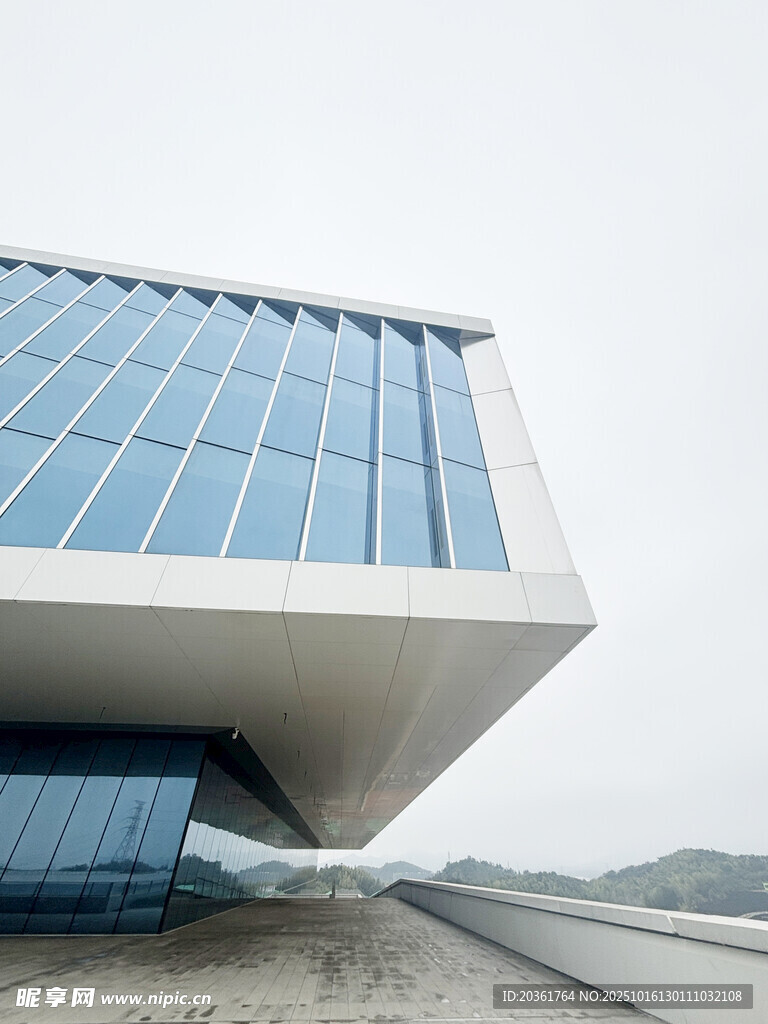 现代风格悬挑建筑外观