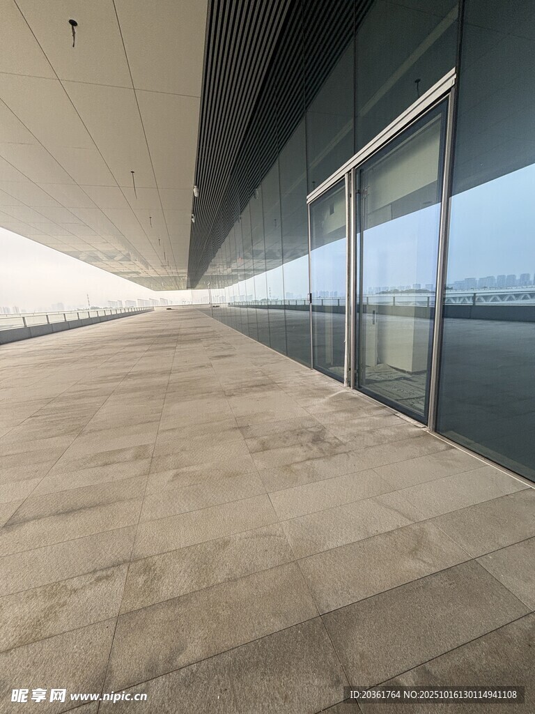 现代风格宽敞露台空间