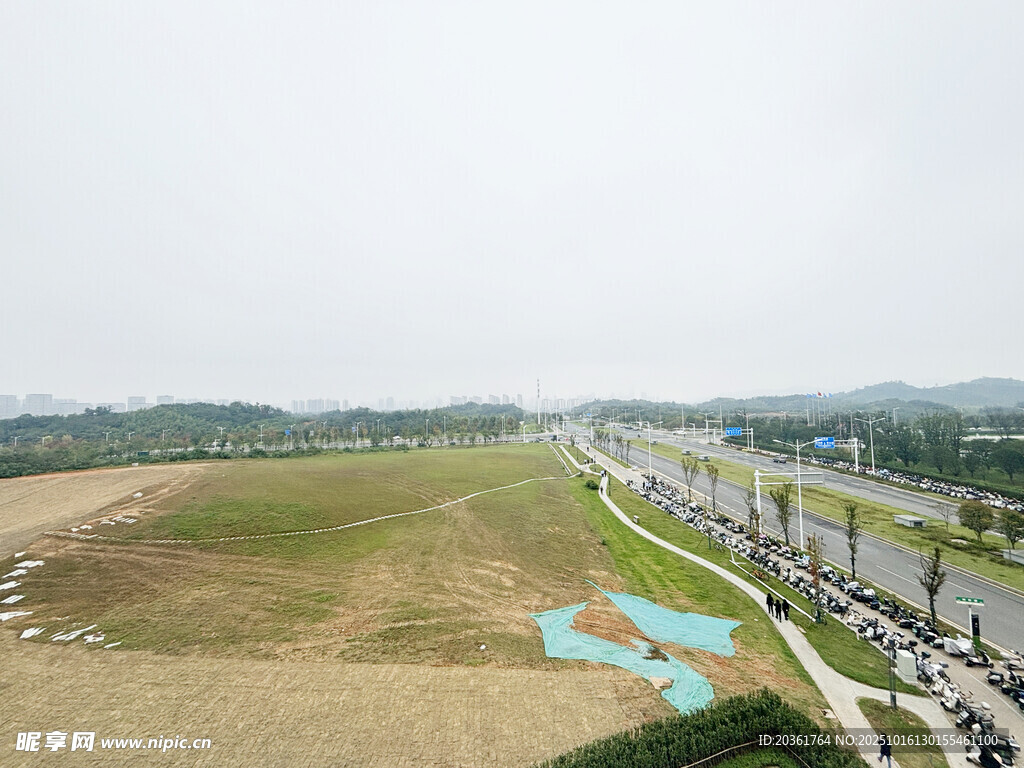 俯瞰城郊开阔道路与绿地