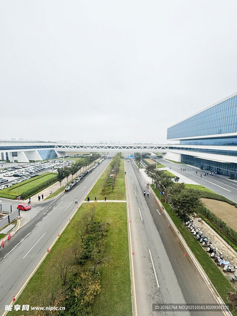 俯瞰城市宽阔道路与建筑