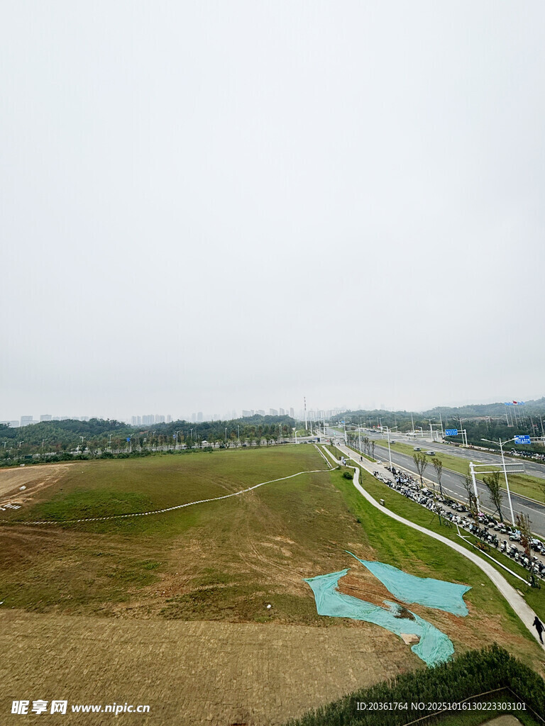 田野中的道路与蓝色设施