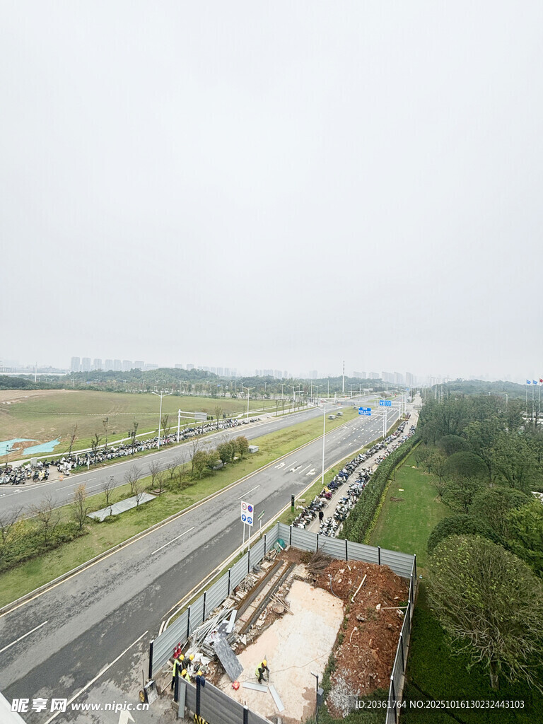 俯瞰宽阔公路及周边景观