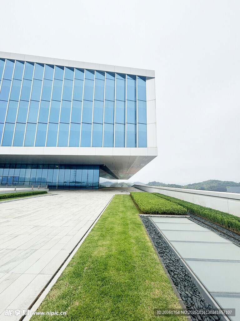 现代风格建筑前的绿地景观