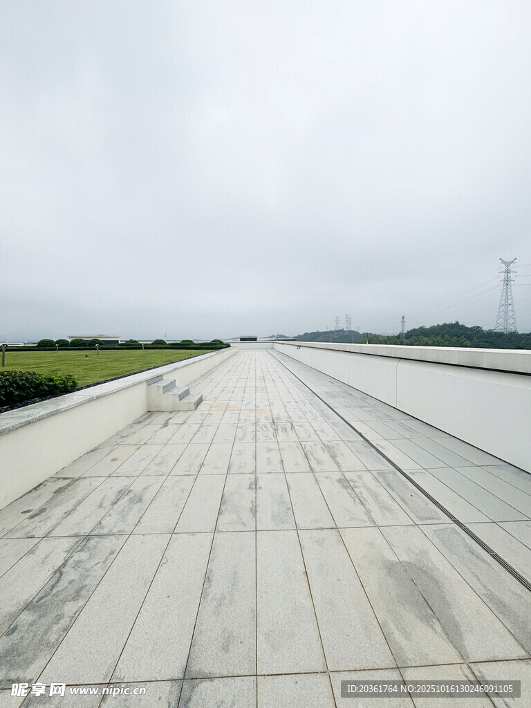 宽阔平坦的户外混凝土路面
