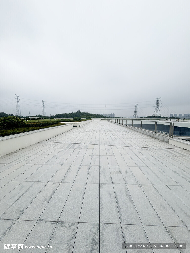 空旷平坦的户外水泥地面
