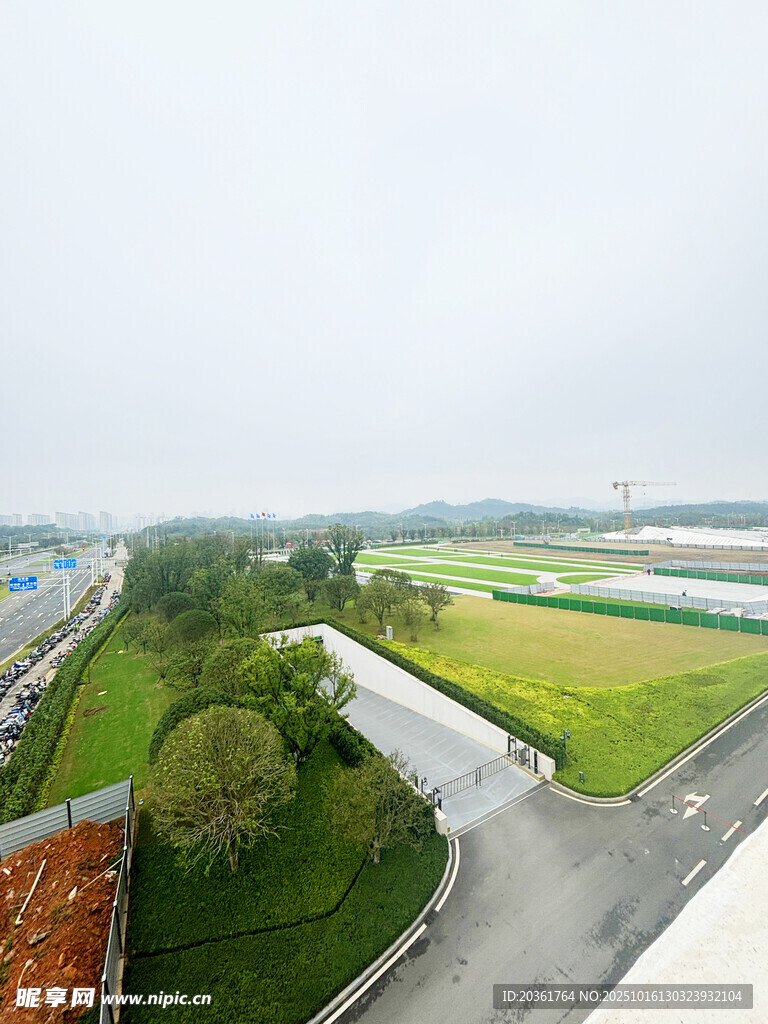 俯瞰城郊道路与绿地景观