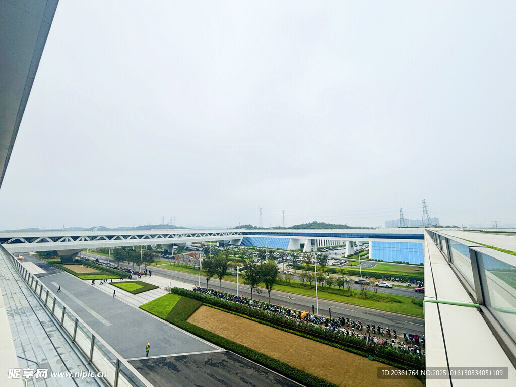 俯瞰现代化厂区景观