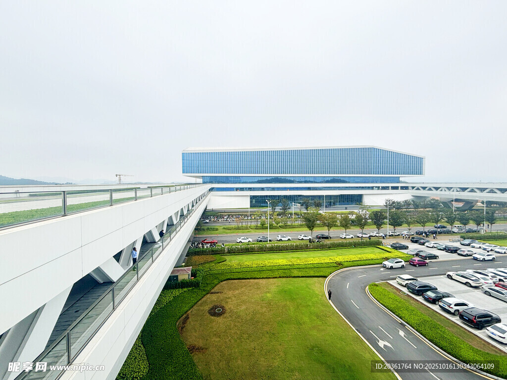现代化机场建筑及周边景观