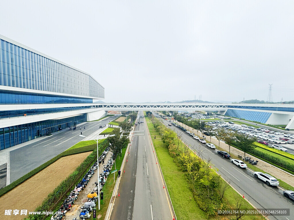 城市道路旁的现代建筑景观