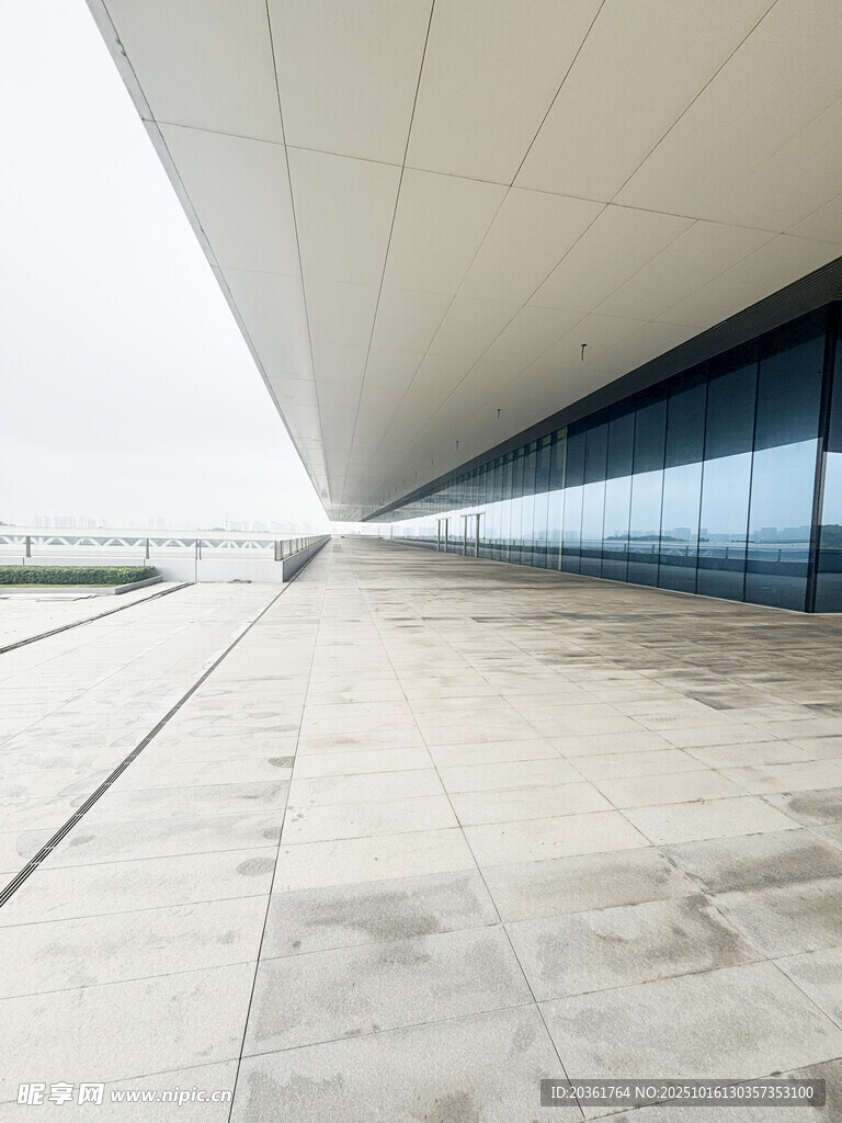 现代建筑空旷户外场景