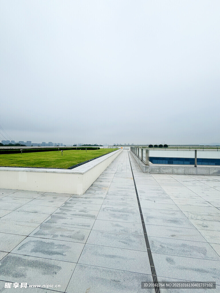 空旷天台的简洁视野