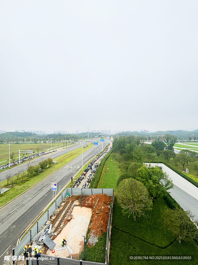 俯瞰开阔公路及周边景致