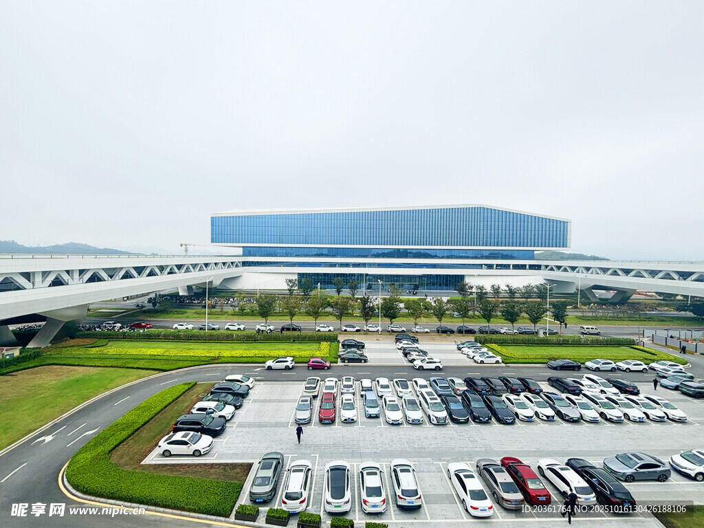 现代化工厂与停车场景观