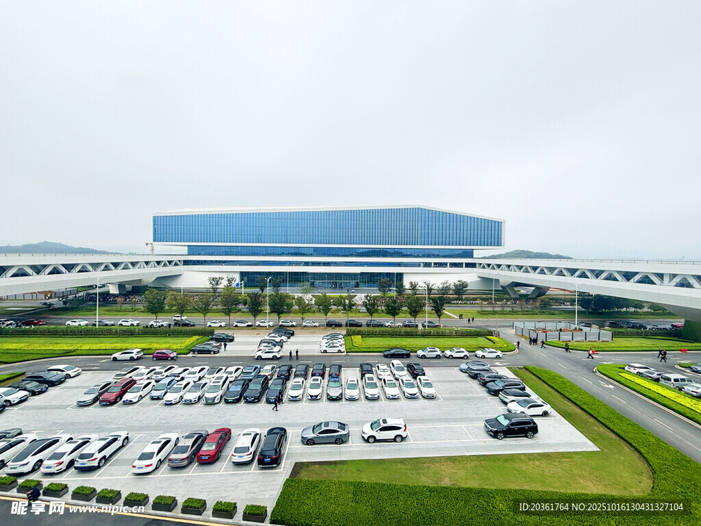 现代化汽车工厂全景