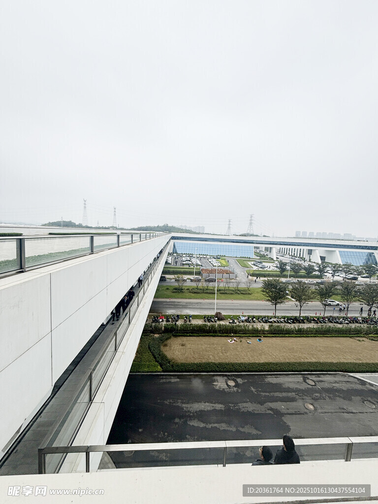 高架桥上俯瞰城市景观