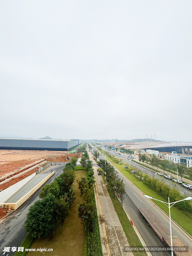 俯瞰城郊道路与建筑景观