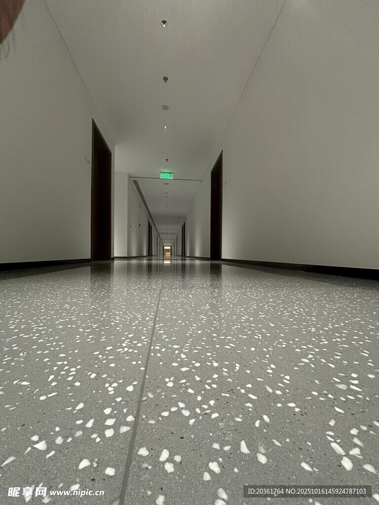 空旷大厅地面闪烁光斑