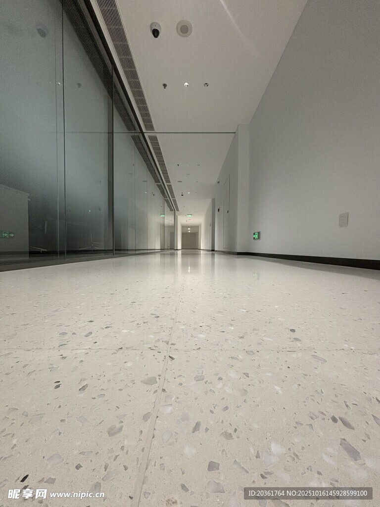 现代简约风格空旷走廊