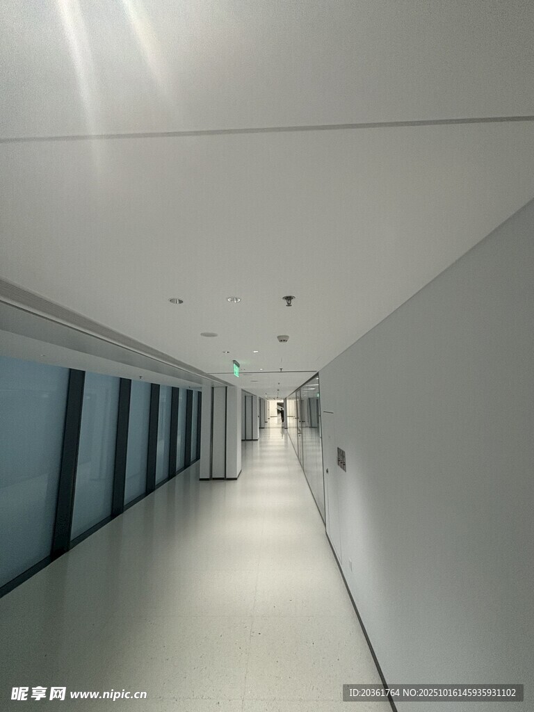现代简约风格的空旷走廊