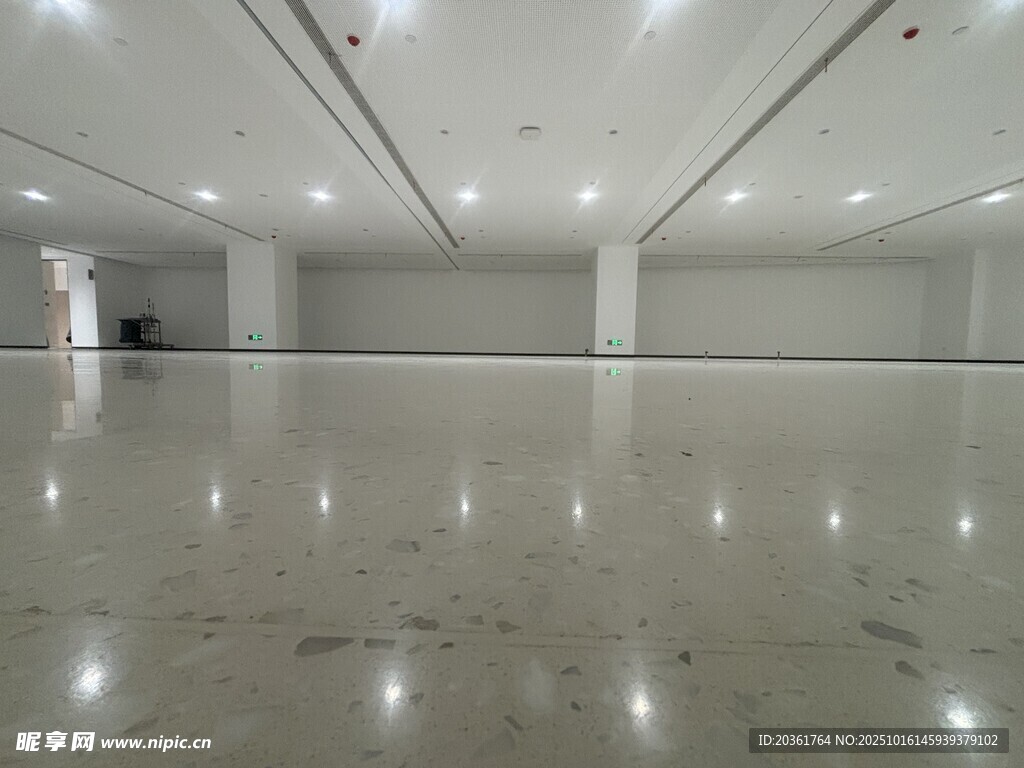 空旷明亮的现代化室内空间
